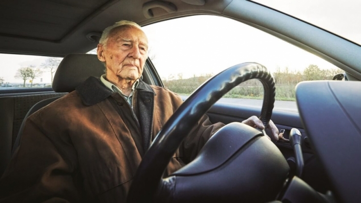 102 წლის კაცი, რომელიც მანქანაში ჩაჯდა და წავიდა