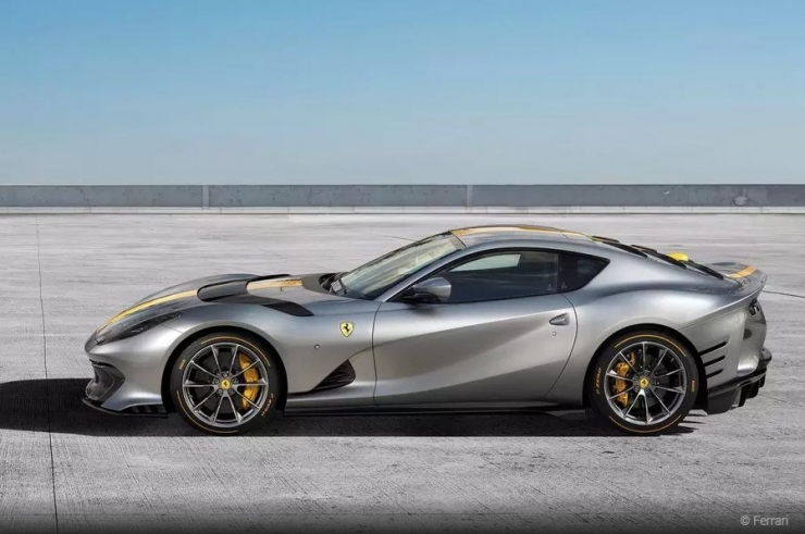 Ferrari-მ საკუთარ პილოტს საშობაოდ უნიკალური სუპერქარი აჩუქა