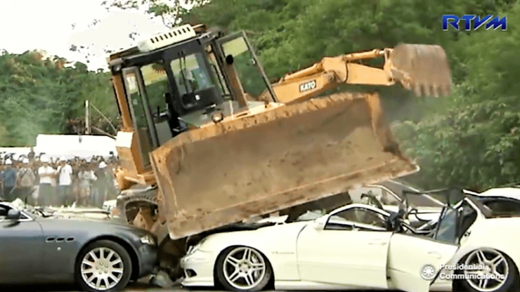 არალეგალური სუპერ-ავტომობილები სასტიკად გაანადგურეს (ვიდეო)
