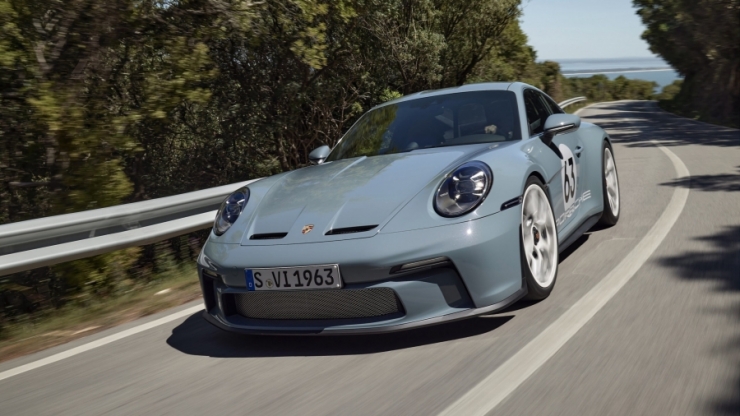 ნაჩვენებია Porsche 911 S/T მექანიკური ტრანსმისიით, თითქმის 300,000 დოლარად