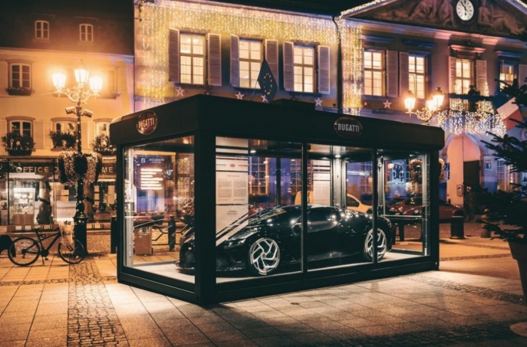 უნიკალური Bugatti La Voiture Noire საახალწლო დეკორაცია გახდა