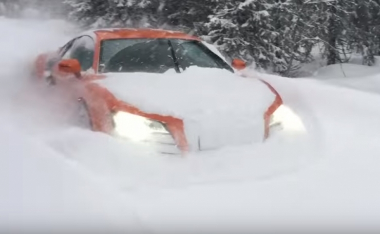 აუდი R8 30-სანტიმეტრიან თოვლში (ვიდეო)