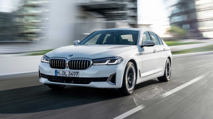 BMW 5 Series განახლებული დიზაინით და ელექტროფიცირებული ძალით