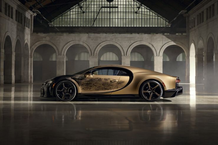 Bugatti-მ ხელით მოხატა "ოქროს" ჰიპერქარი და მისი ისტორია აღბეჭდა